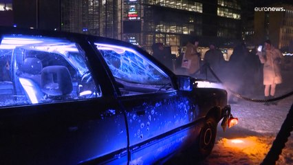 Des voitures fracassées par la guerre exposées en plein centre d'Helsinki