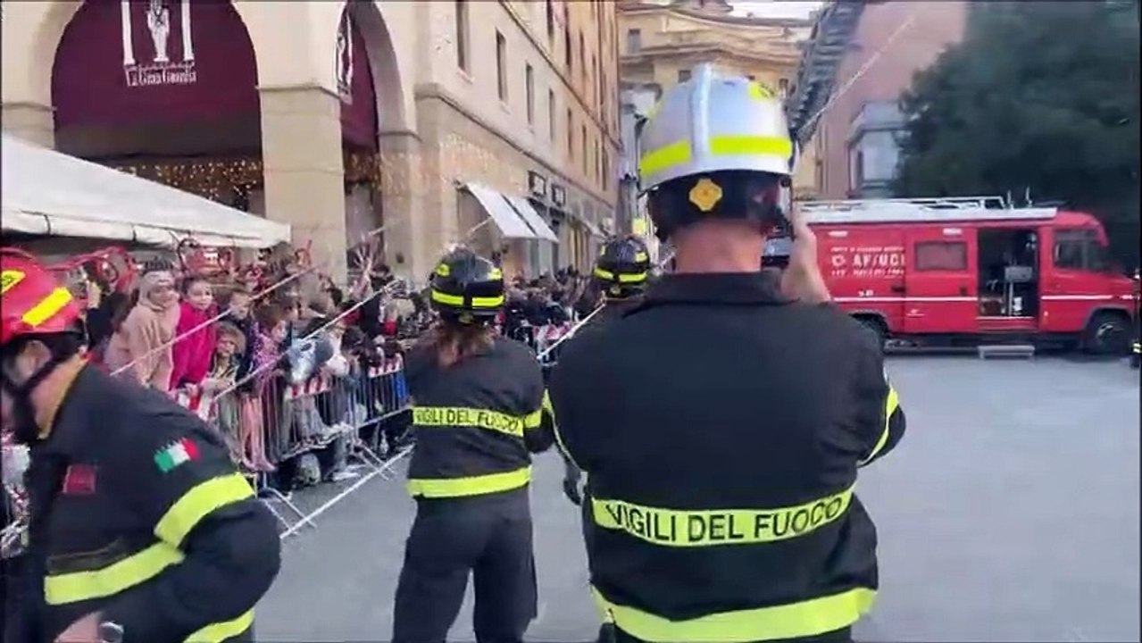 Livorno, ecco la Befana dal cielo: festa in piazza Grande