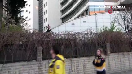 Yarı çıplak halde çatıya çıktı, ortalığı ayağa kaldırdı! "30 bin TL borcum var"