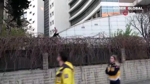 Yarı çıplak halde çatıya çıktı, ortalığı ayağa kaldırdı! 30 bin TL borcum var