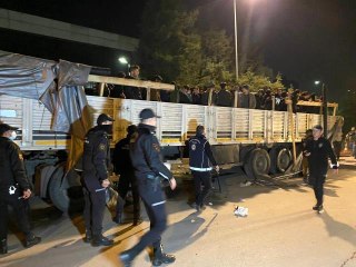 Dorseyi açan polis şoke oldu, 150 düzensiz göçmen çıktı