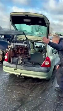 Des pro du chargement... oups, pauvre voiture