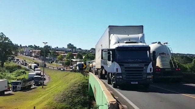 BR-277 fica com trânsito parcialmente interditado após falha mecânica em carreta