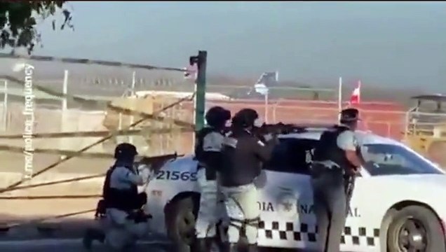 Homens armados disparam contra aviões em batalha de grande escala em vingança pela prisão de Ovidio