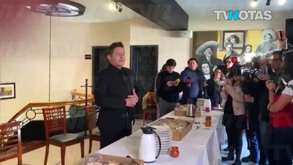 Ernesto Laguardia parte Rosca de Reyes con los medios de comunicación