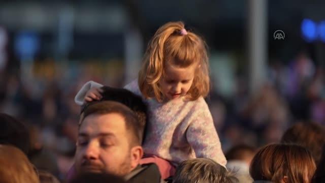 Üç Kral Bayramı dolayısıyla Madrid'de barış temasıyla geçit töreni düzenlendi