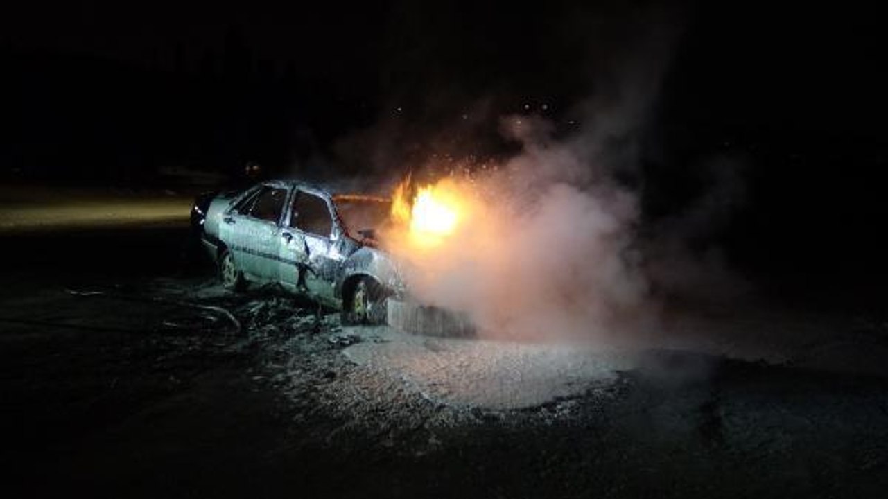 KAZA YAPAN OTOMOBİL ALEV ALEV YANDI