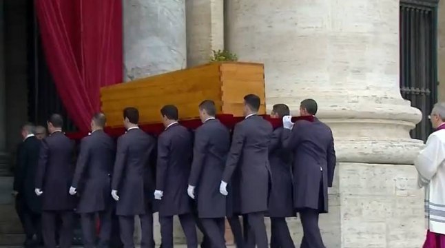 Miles de personas despidieron a Benedicto XVI