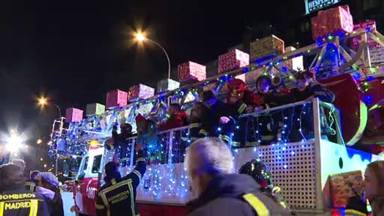 Los Reyes Magos traen a Madrid un mensaje de paz y vuelven a llenar las calles de ilusión