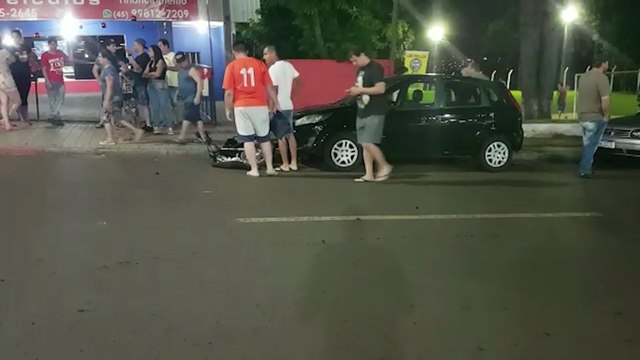 Moto e motociclista são arremessados contra carros estacionados em acidente no Floresta