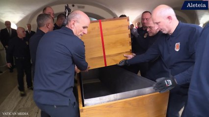 Bento XVI é enterrado na cripta da Basílica de São Pedro