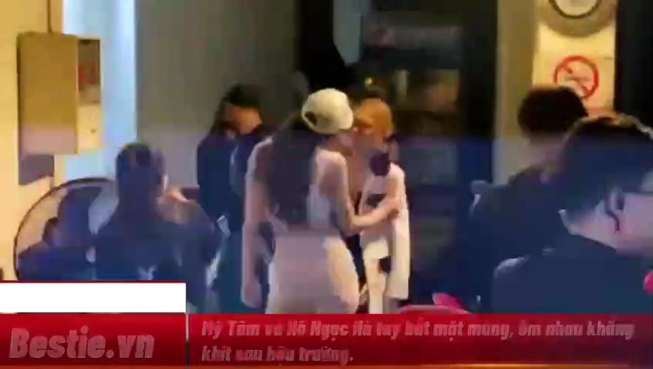 Mỹ Tâm và Hồ Ngọc Hà tay bắt mặt mừng, ôm nhau khắn khít sau hậu trường.