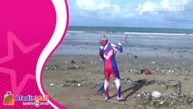 Keren, Ultraman Bersihkan Sampah dan Tanam Pohon di Pantai Kuta