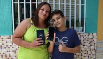 Após repercussão da reportagem da TV Diário do Sertão, garoto que acertou Mega da Virada ganha celular