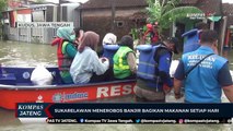 Sukarelawan Menerobos Banjir Bagikan Makanan Setiap Hari di Kudus