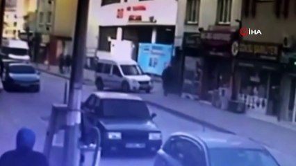 Yola atlayan küçük kıza minibüs çarptı! O anlar saniye saniye kamerada