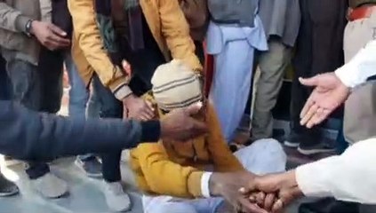 यूरिया के लिए खेतों को छोड़कर कतार में लगा किसान