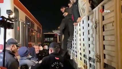 Tırın dorsesindeki plastik boruların arasına gizlenen 150 düzensiz göçmen yakalandı