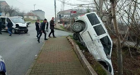 İstanbul’da çarpışan iki araçtan biri boşluğa düştü: 3 yaralı