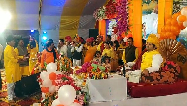 Video- श्रीकृष्ण जन्मोत्सव में मनाई फूलों की होली