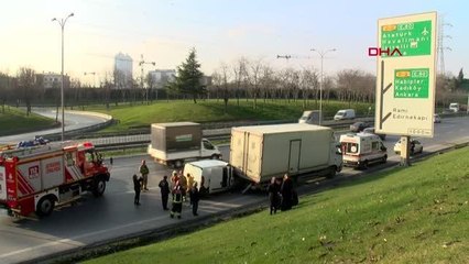 İSTANBUL-BAYRAMPAŞA'DA HAFİF TİCARİ ARAÇ KAMYONA ÇARPTI 2 YARALI