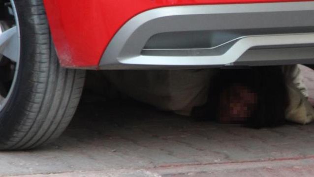 Adana'da bir garip olay! 23 yaşındaki genç kız, 2 saat boyunca arabanın altında polise böyle direndi