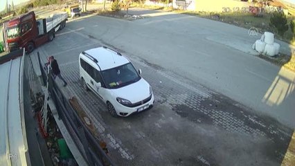 AFYONKARAHİSAR - Otomobil ile tarım aracının çarpıştığı kazada yaralanan kişi öldü