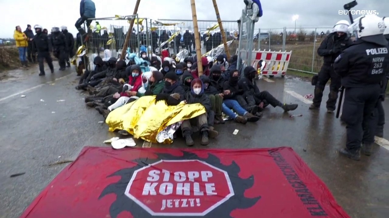 'Mit Pyrotechnik und Steinen beworfen' - die Räumung von Lützerath beginnt mit Rangeleien