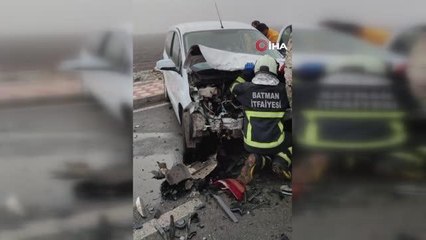 Batman'da otomobiller kafa kafaya çarpıştı: 1 ölü, 4 yaralı