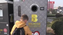 BALIKESİR - Sahipsiz hayvanlar için mama otomatını çocuklar çok sevdi