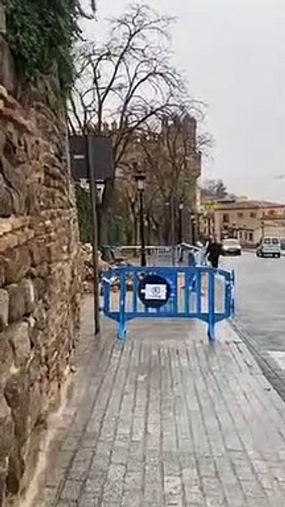 Se desprende parte de un muro en la calle Real del Arrabal