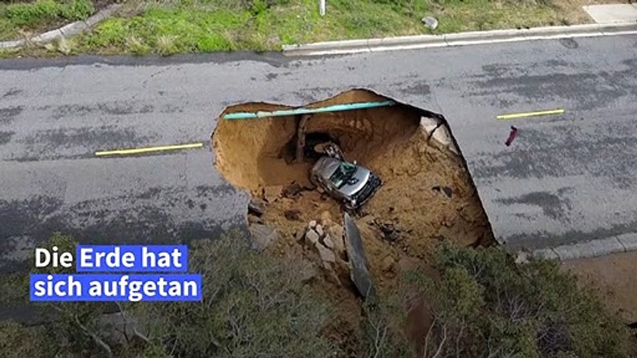 Erdloch verschlingt Autos in Los Angeles