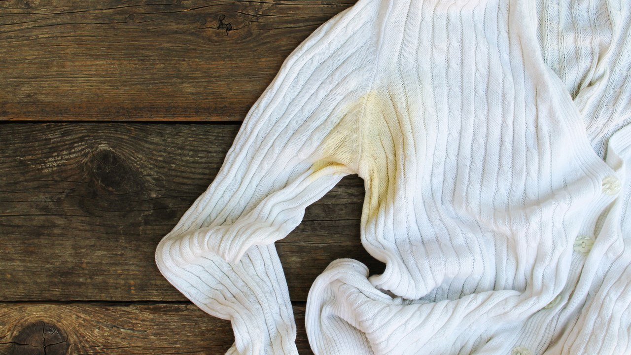 Gelbe Deoflecken entfernen: Hilft Aspirin in der Waschmaschine wirklich?