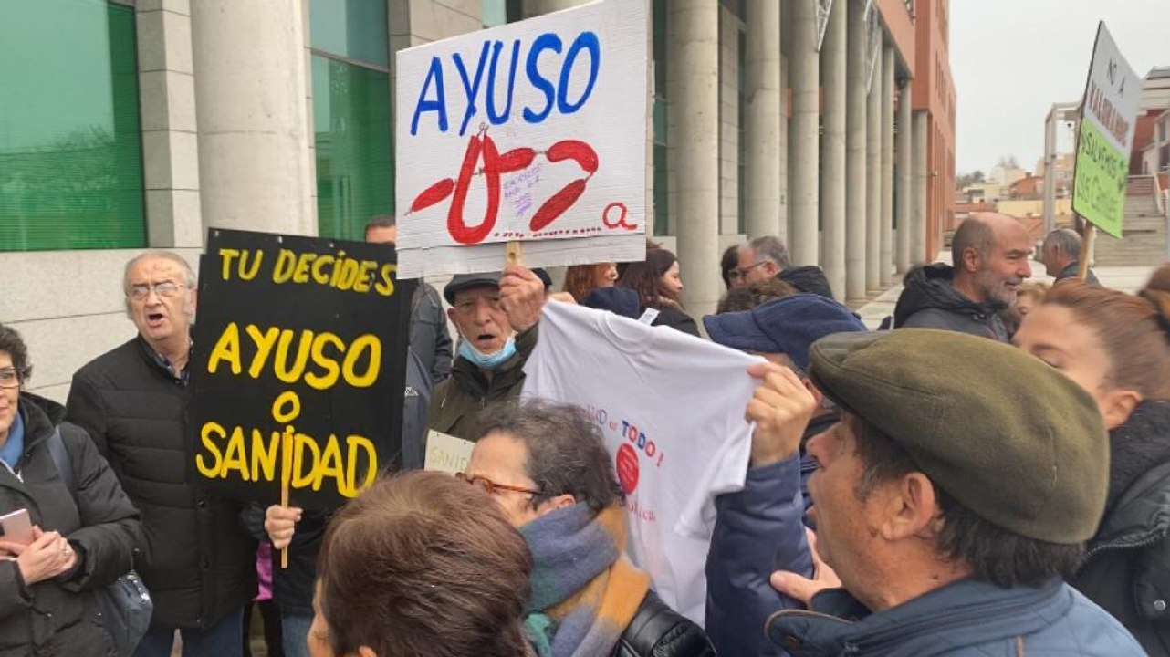 Gritos de 'asesina' a Ayuso en Alcobendas por la sanidad