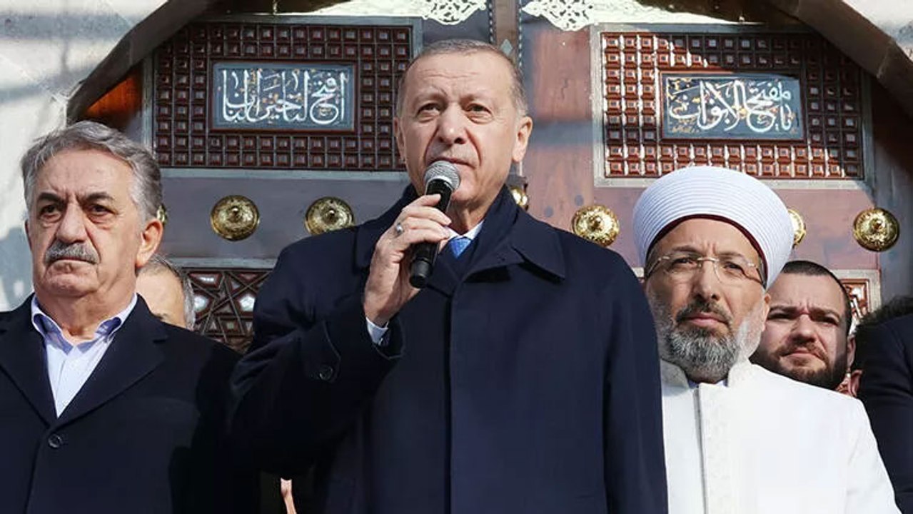 Cumhurbaşkanı Erdoğan restorasyonu tamamlanan Yeni Camii'nin açılışına katıldı
