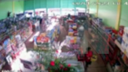 Câmera flagra funcionários de frutaria abordando mulher que furtou produtos