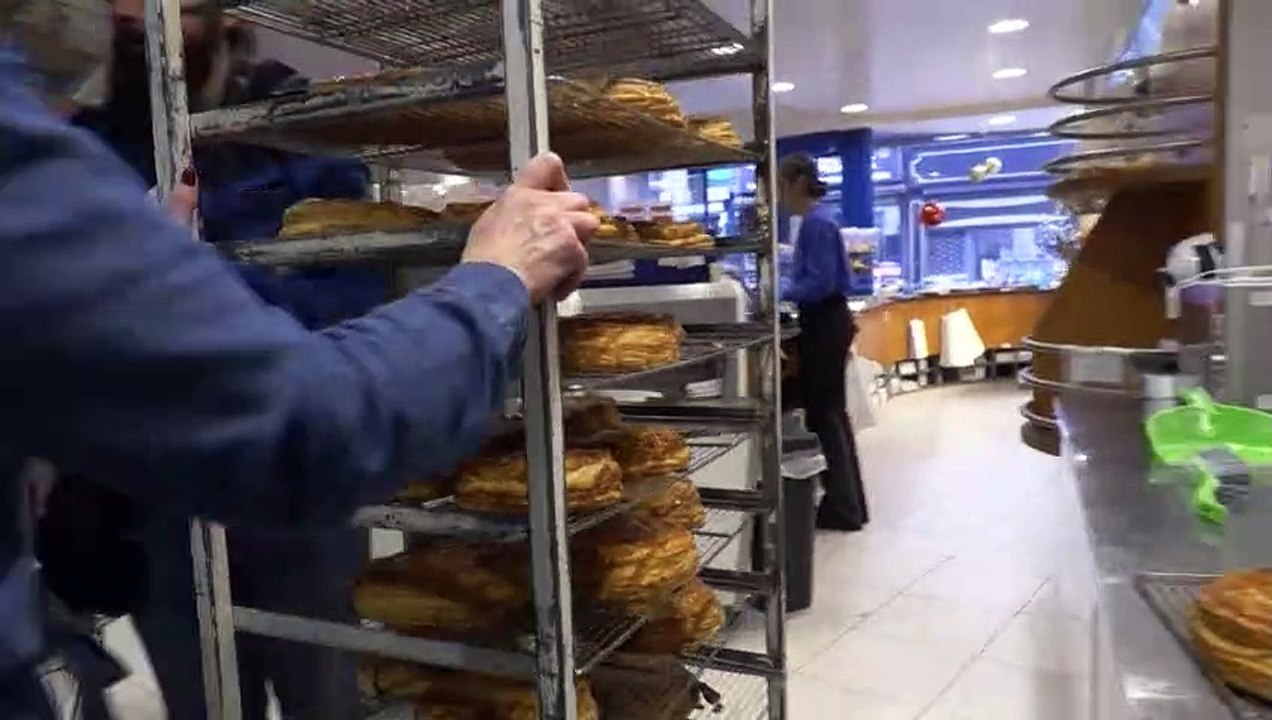 Wertvoller Dreikönigskuchen: Goldmünze in Brüsseler Galette Des Rois