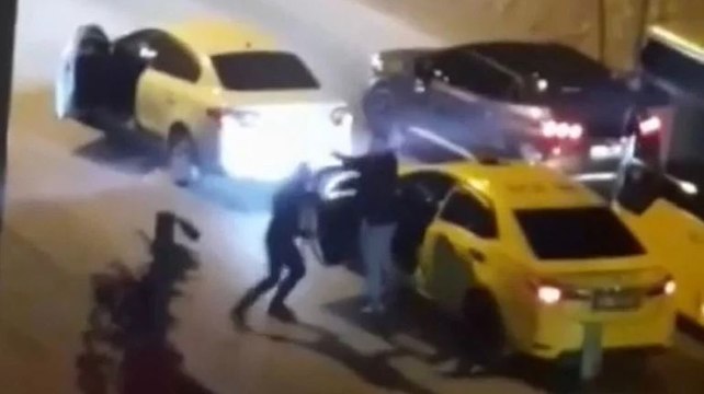 Sancaktepe’de trafikte yol verme kavgası kamerada