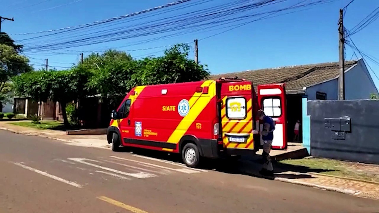 Mulher tem suspeita de fratura nos ombros após cair em residência