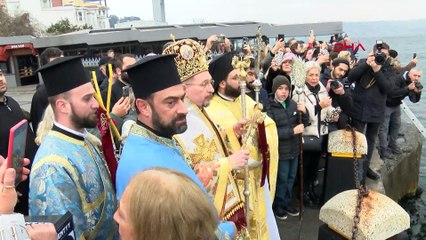 Haç çıkarma töreninde hastanelik oldu