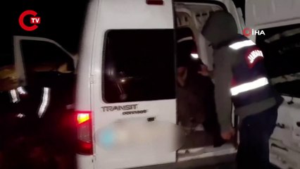 Göçmen gibi giyinen jandarma, 2 insan kaçakçısını suçüstü yakaladı