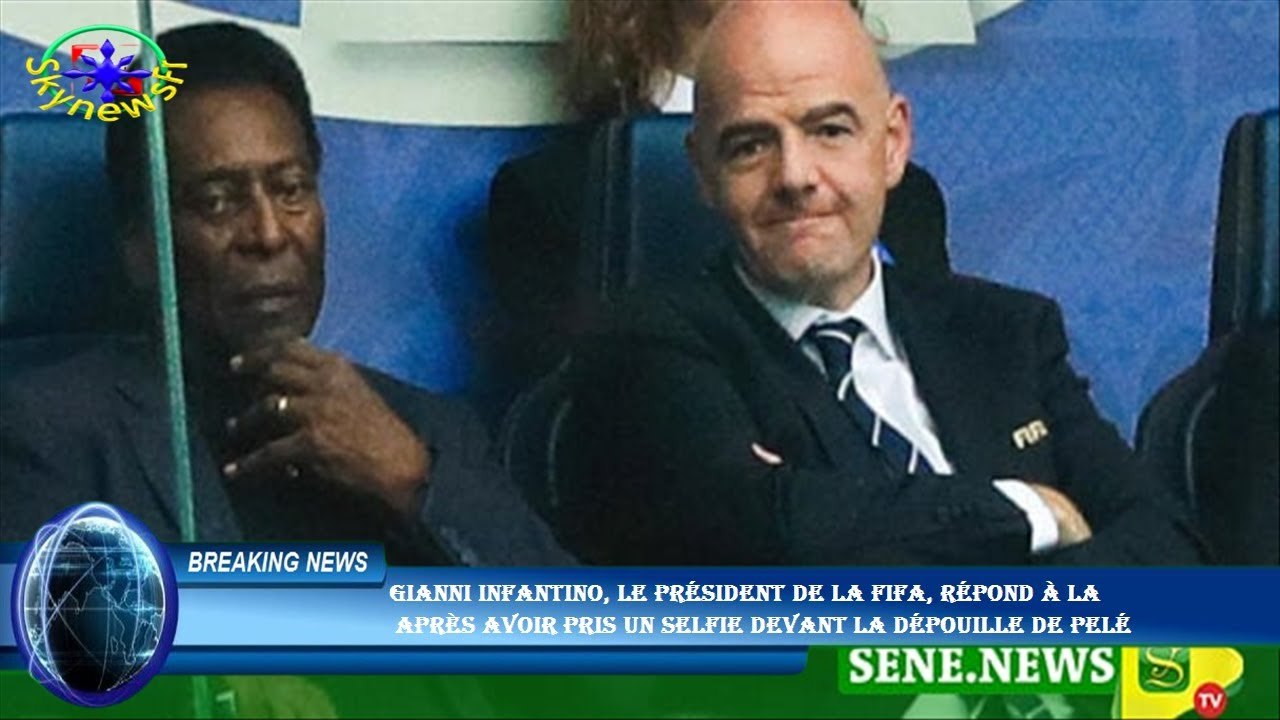 Gianni Infantino, le président de la FIFA, répond à la  après avoir pris un selfie devant la dépouil