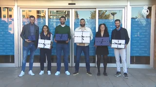 Los entrenadores y jugadores del Real Madrid visitan a los niños hospitalizados