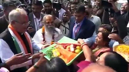 छेरछेरा पर मुख्यमंत्री भूपेश बघेल ने गली-गली घूमकर मांगा दान