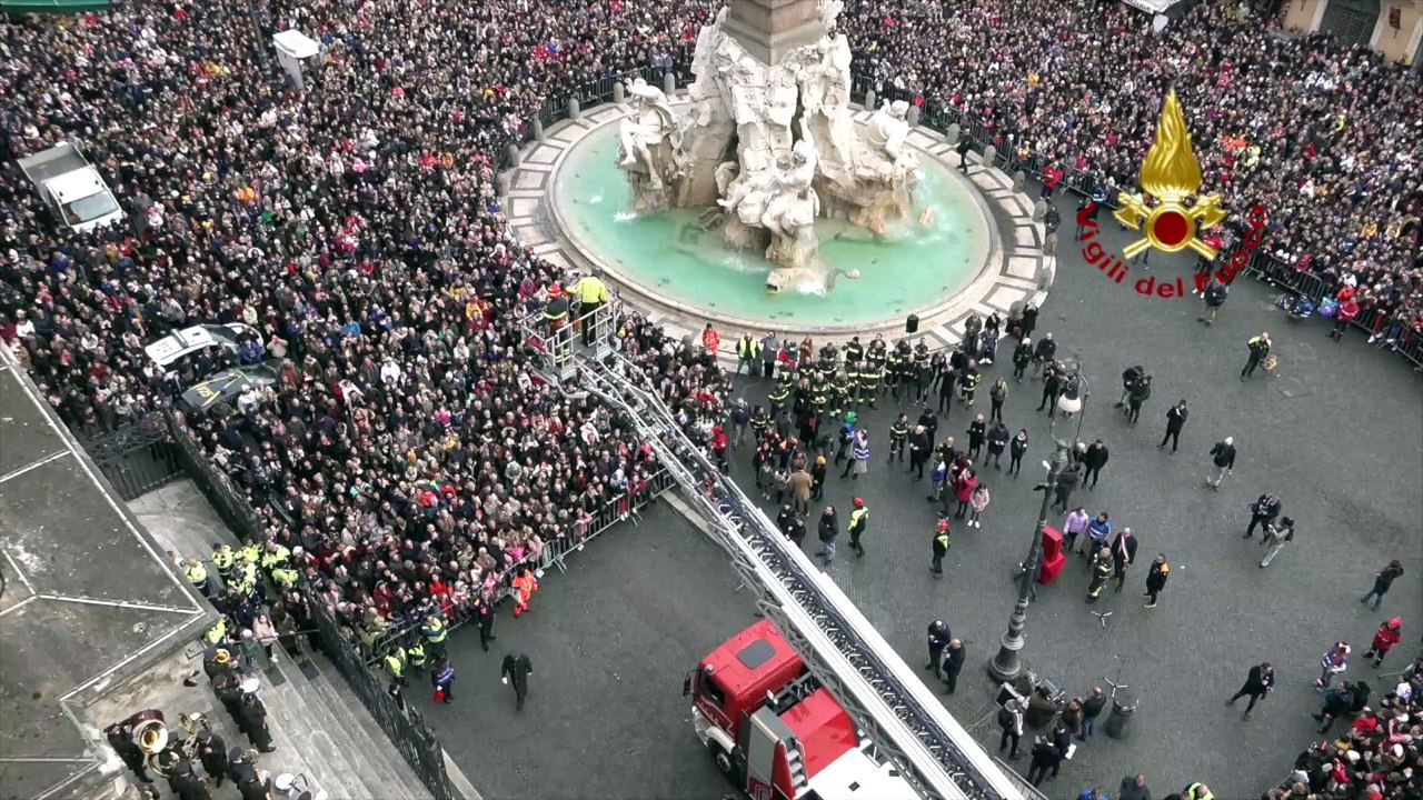 Roma, l'arrivo della Befana in Piazza Navona. Folla per Il "volo" dall'autoscala dei vigili del fuoco