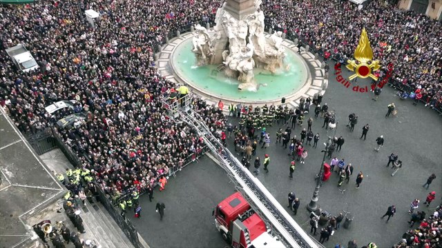 Roma, l'arrivo della Befana in Piazza Navona. Folla per Il volo dall'autoscala dei vigili del fuoco