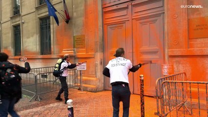 Klima-Protest: Aktivisten besprühen Fassaden von Regierungsgebäuden