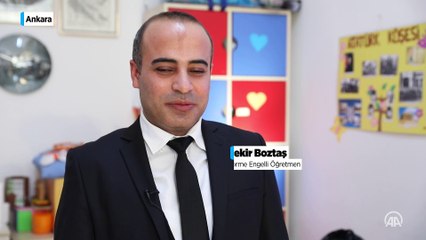 Öğrencileri geleceğe hazırlayan görme engelli öğretmenin bir günü nasıl geçer?