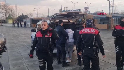 GENÇ KIZLARIN BIÇAKLI KAVGASINDA 1 YARALI