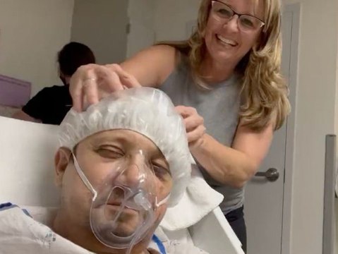 Jeremy Renner partage une vidéo depuis son lit d'hôpital après une journée de soins intensifs pas géniale